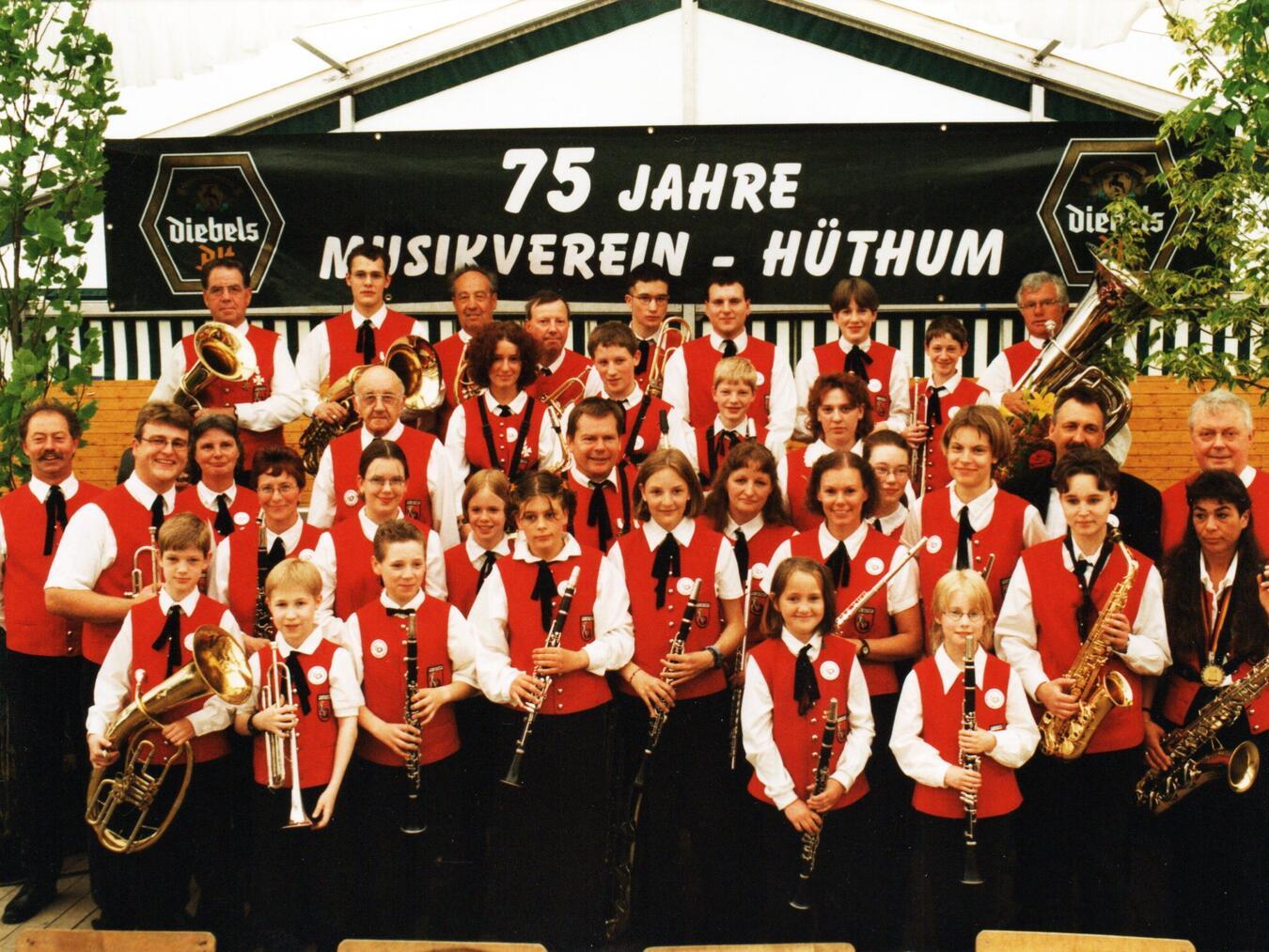 Ein Blick in die Geschichte: Der Musikverein Hühtum im Jahr 1999, bei den Feierlichkeiten zum 75-jährigen Bestehens des Vereins. Foto: privat