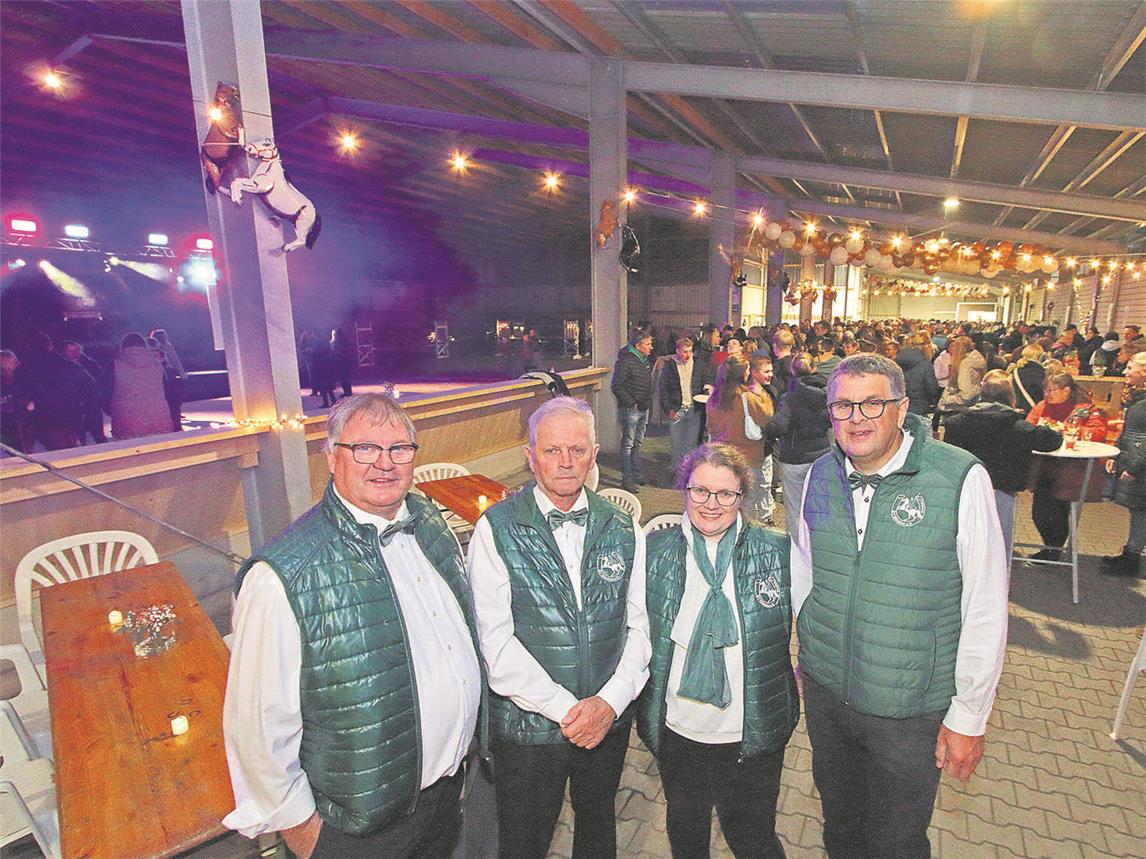 Ein Blick in die Halle mit dem Vorstand: (v. l.) 1. Vorsitzender Karl-Heinz Terhoeven, Ehrenvorsitzender Heinz Bissels, 2. Vorsitzende Sandra Seifried und Geschäftsführer Karl Leurs.NN-Foto: Theo Leie