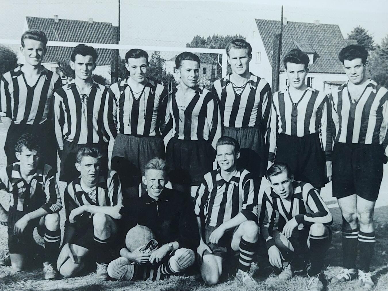 "Historisches Mannschaftsfoto der RSV 1. Mannschaft von 1959, schwarz-weiß, Retro-Fußball, Teamgeschichte"