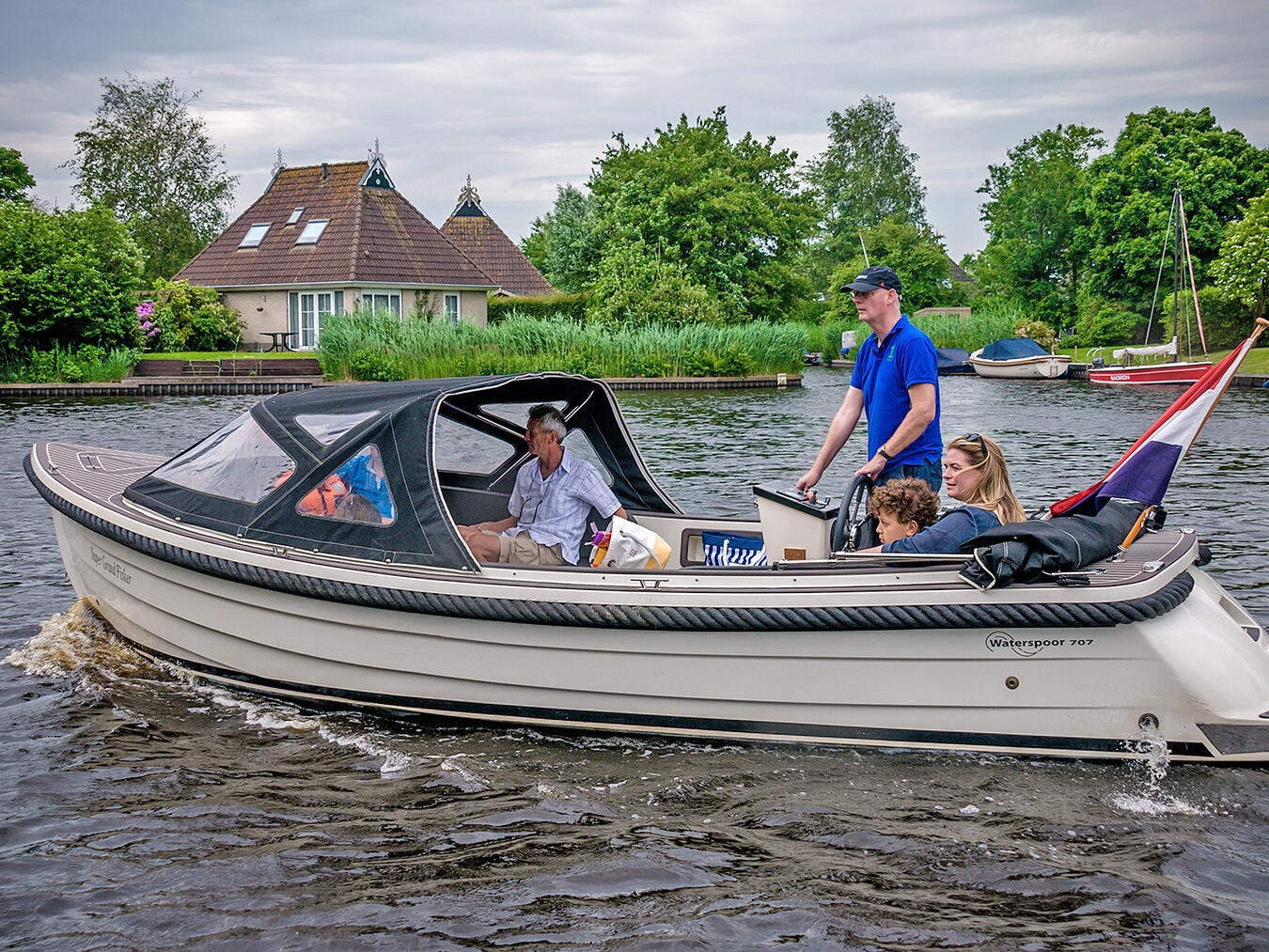 Wasser, Weite und Wohlgefühl Ein Bootsführerschein ist nicht nötig. Nach einer kurzen Einweisung heißt es: Leinen los! Foto: Ron Gessel