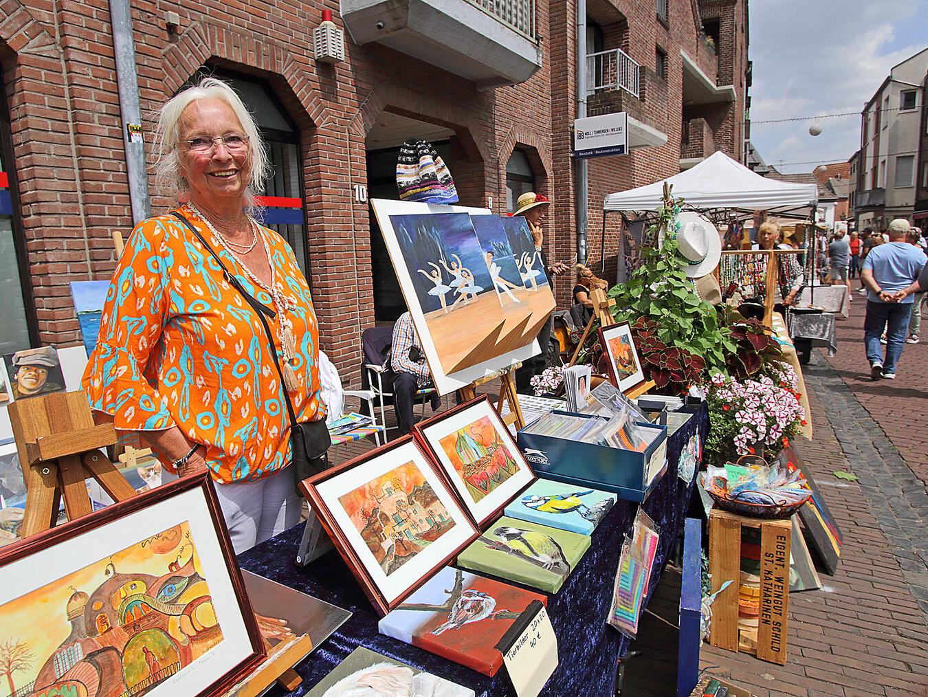 Ein bunter Sommermarkt zieht sich zum Stadtfest quer durch die Straelener Innenstadt.NN-Foto: Archiv TL