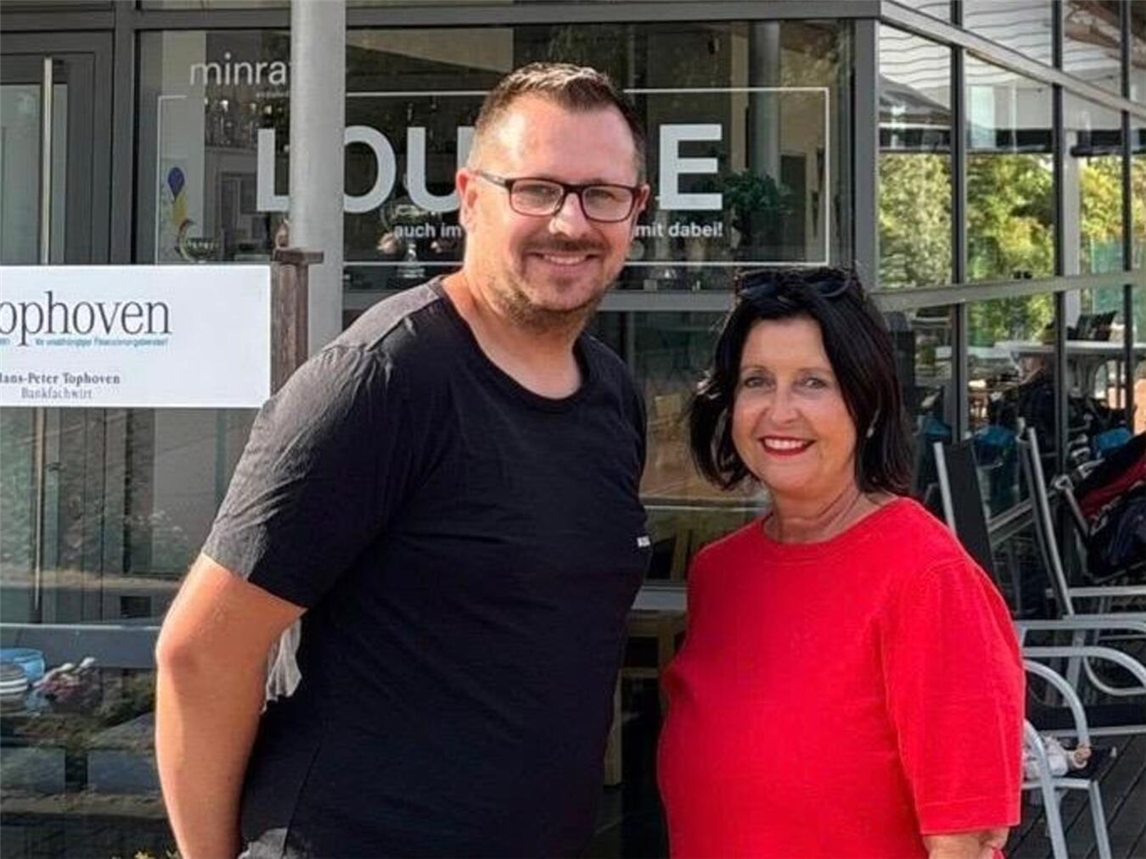 Ein Dank an die Sparkasse: Stefan Tönißen, 1. Vorsitzender des TC BWG Straelen (l.) mit Birgit van Cuick von der Sparkasse Rhein Maas. Foto: privat