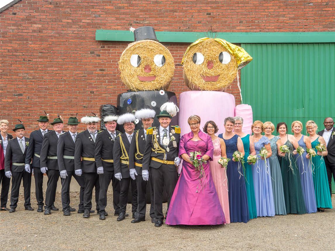 Ein Dank der Schützenfamilie geht an das noch amtierende Königspaar Heinz-Gerd und Gertrud Janßen und ihr Throngefolge. Foto: privat