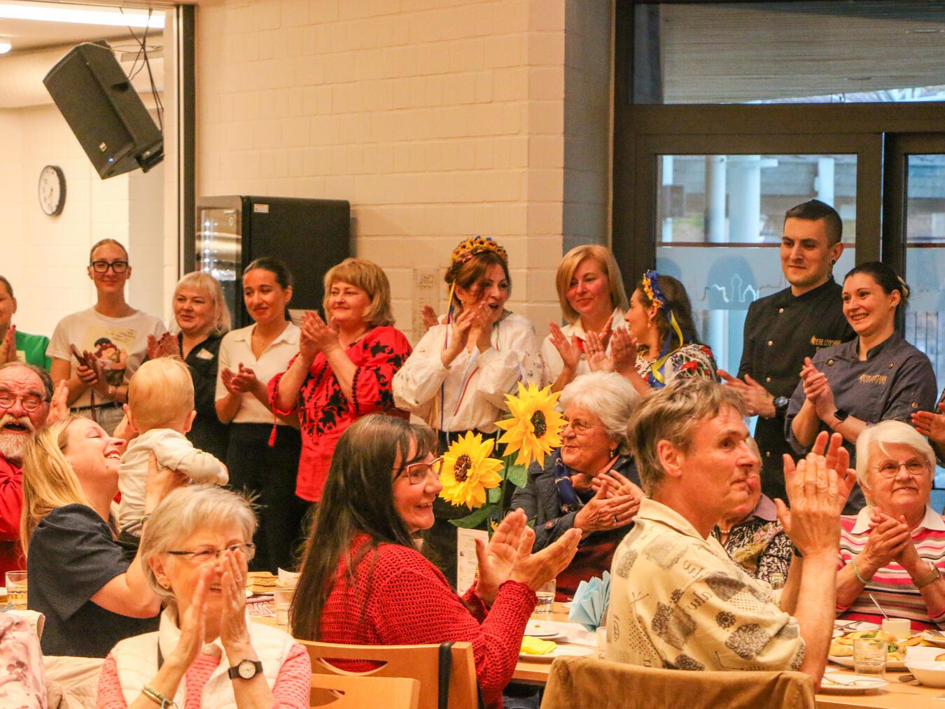 Kevelaer: Ukrainische
Gemeinde sagt Danke Ein Dank für die große Unterstützung – das Fest der Begegnung der ukrainischen Community in Kevelaer. Fotos: Caritasverband Geldern-Kevelaer