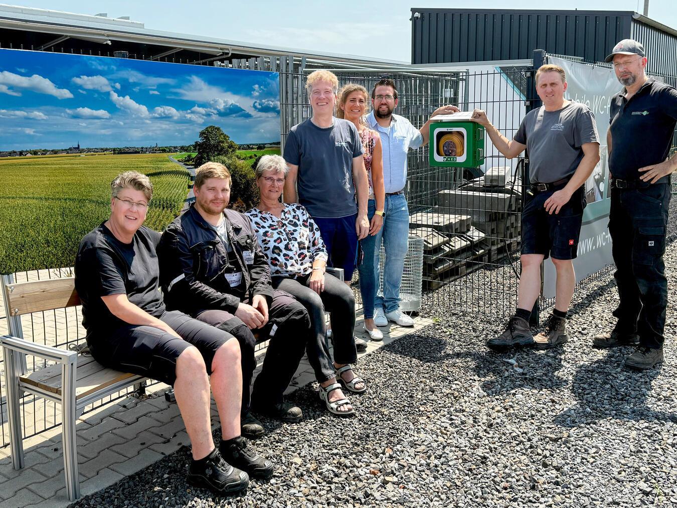 Ein Defibrillator und die „Bank der Begegnung“ erweitern von nun an das Gewerbegebiet Süd.Foto: privat