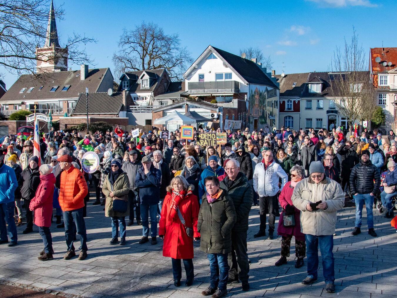 500 Menschen setzen deutliches Zeichen für Demokratie Ein deutliches Zeichen für Demokratie setzten die Bürger in Issum mit ihrer Teilnahme.Fotos: Bischöfliche Pressestelle / Christian Breuer
