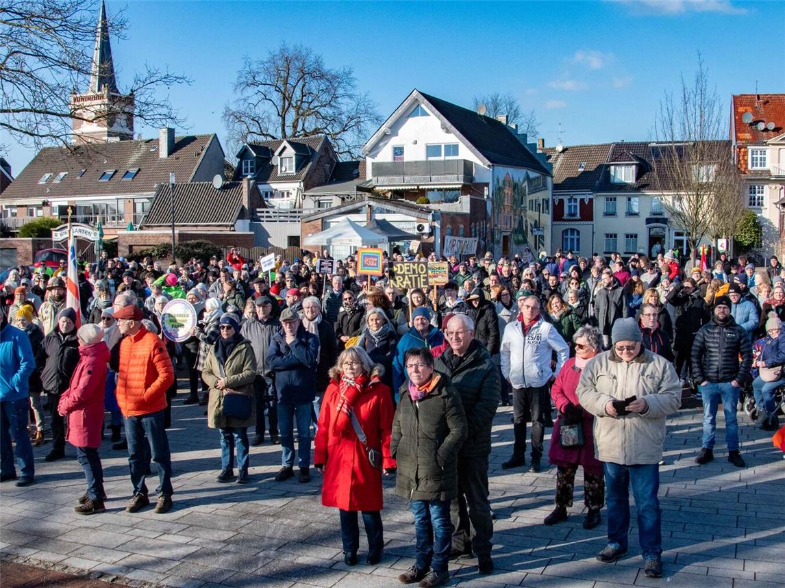 Ein deutliches Zeichen für Demokratie setzten die Bürger in Issum mit ihrer Teilnahme.Fotos: Bischöfliche Pressestelle / Christian Breuer