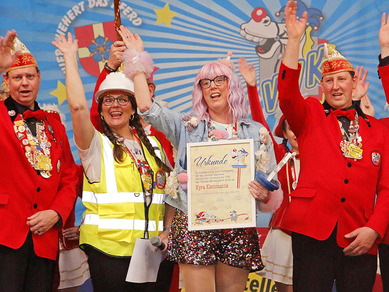 Ein dreifaches Helau auf Steckenpferdträgerin Kyra Kleinmanns. NN-Fotos: Theo Leie