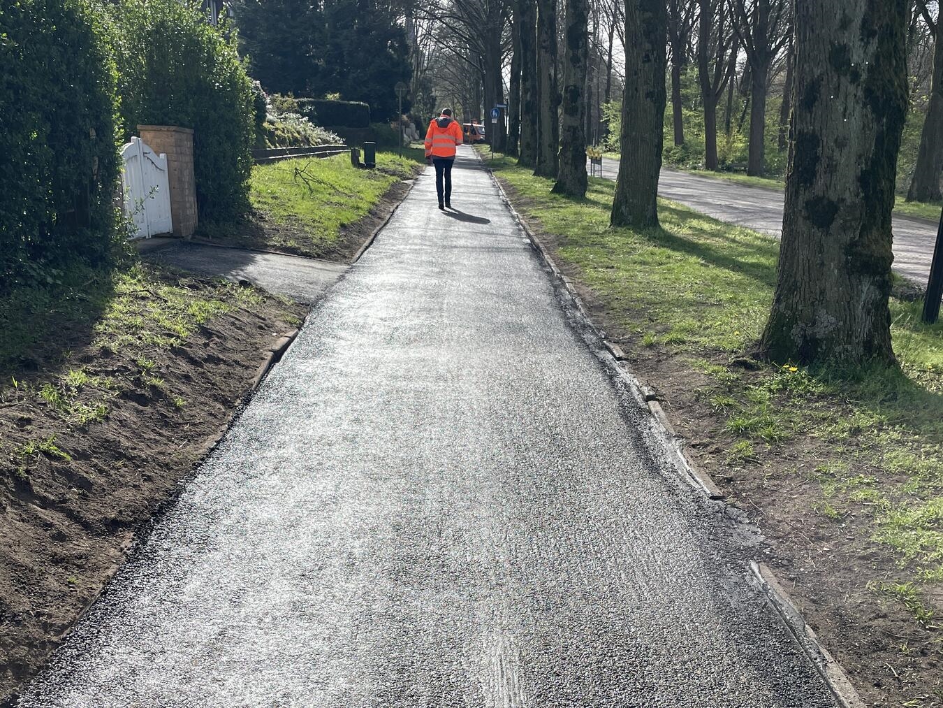 "Dünnschicht-Kaltasphalt auf Gehweg der Lindenallee in Emmerich, nachhaltige Straßensanierung"
