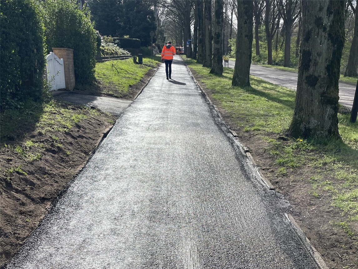 "Dünnschicht-Kaltasphalt auf Gehweg der Lindenallee in Emmerich, nachhaltige Straßensanierung"