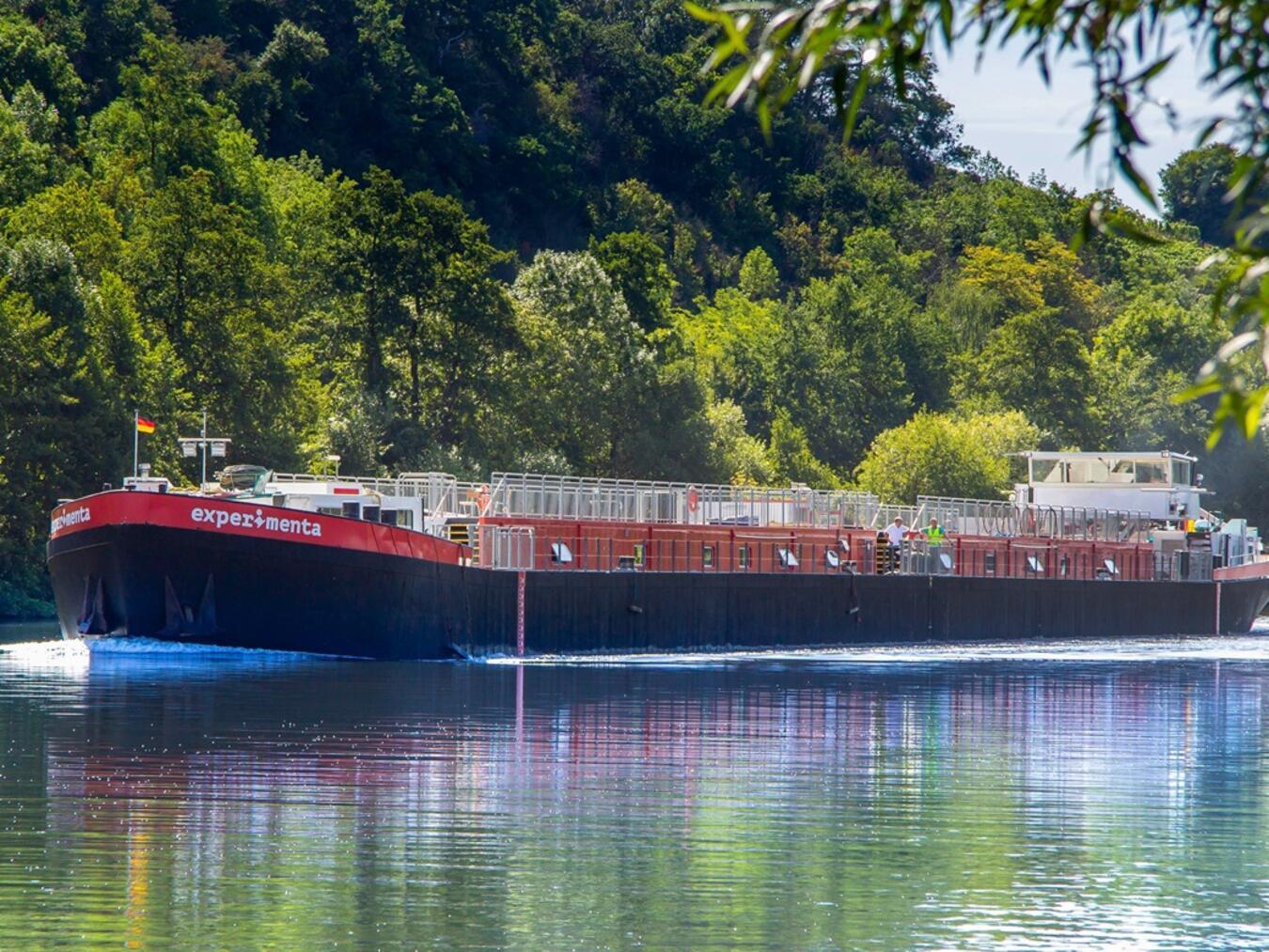 Ein einzigartiges Erlebnis mit Mitmachstationen, 360-Grad-Filmen und Workshops zum Experimentieren bietet die MS Experimenta. Foto: Timo Haberl