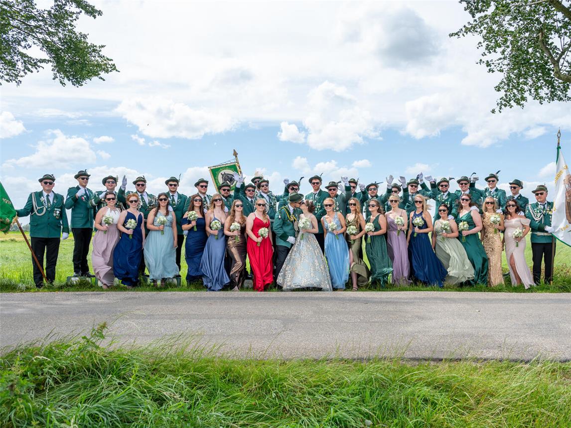 Ein ereignisreiches Jahr geht für den Thron der Esserdener Schützen um das Königspaar Torsten van Merwyk und Lena Erdmann zu Ende. Foto: AI-Fotos