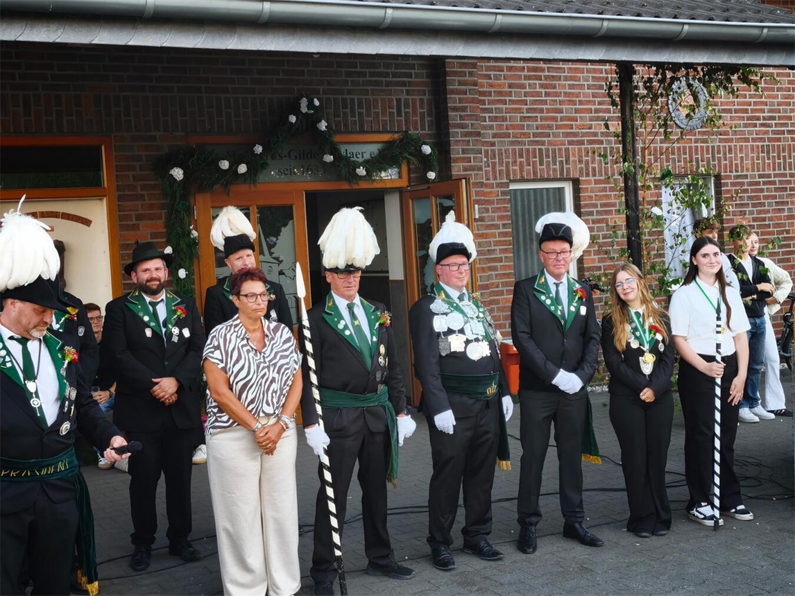 "Vogelschießen St. Hubertus-Gilde Keylaer, fröhliche Feier mit Teilnehmern, traditionelle Schützenveranstaltung"