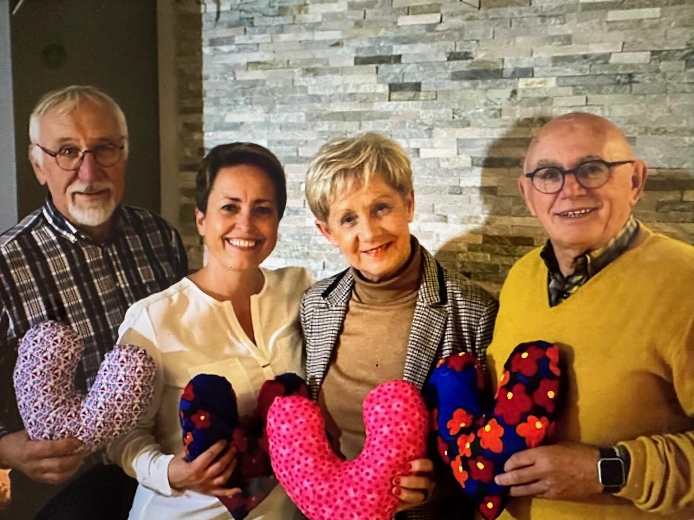 Ein erfolgreicher Tag geht zu Ende: Heinz-Gerd Hendricks, Ulla Kuypers, Dr. med. Kathrin van Heumen und Eddy Strebel (v.r.) freuen sich über die vielen netten Herzkissen.