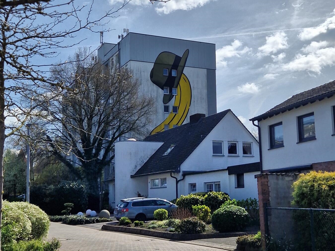 "Riesige Beuysbanane Skulptur nahe Museum, Kunstinstallation im Freien"