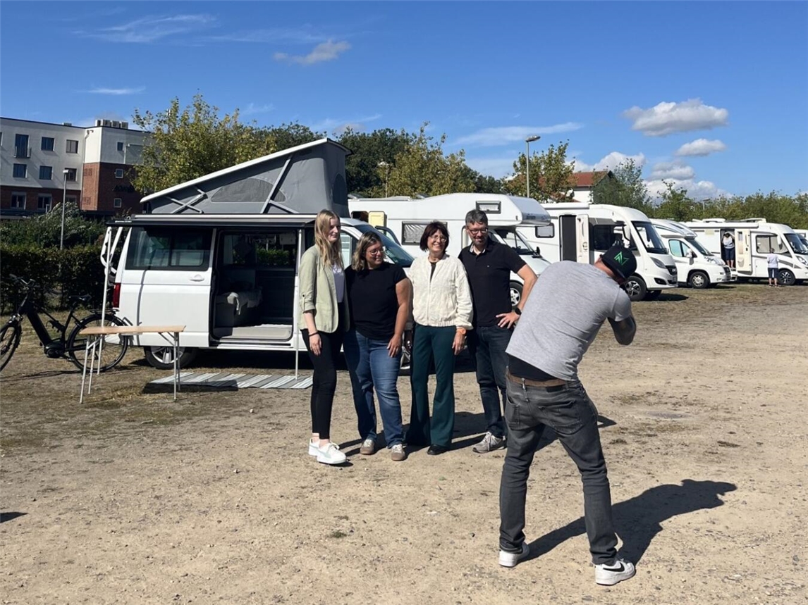 Filmteam begleitet Journalistin Anne van Eickels und Marc Cattelaens von WFG Kreis Kleve beim Camping-Trip. Foto: WFG Kreis Kleve