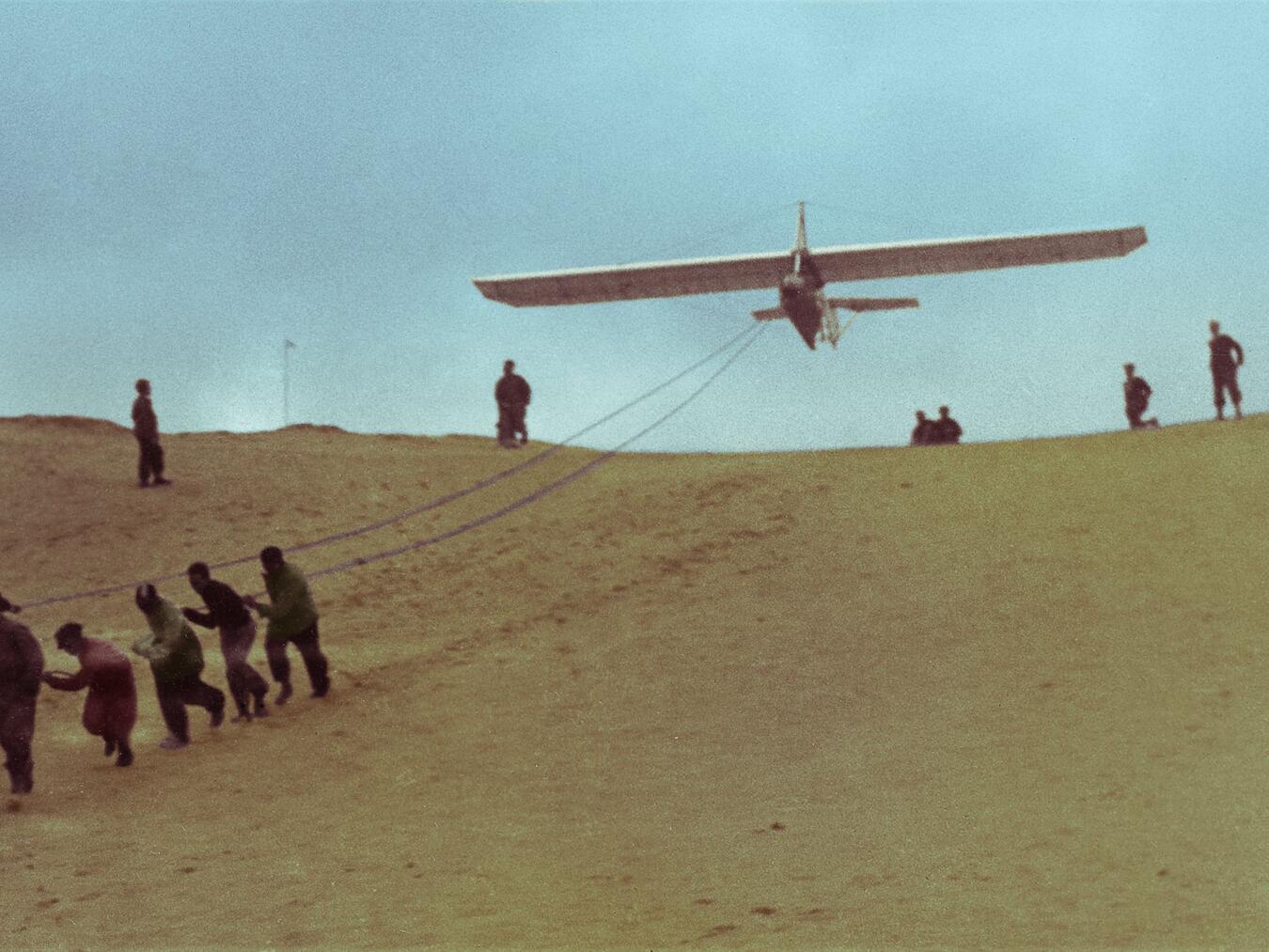 Ein Foto als „Zeitzeuge“: die Flieger-HJ bei einer Gleitflugübung, um 1940. Foto: privat