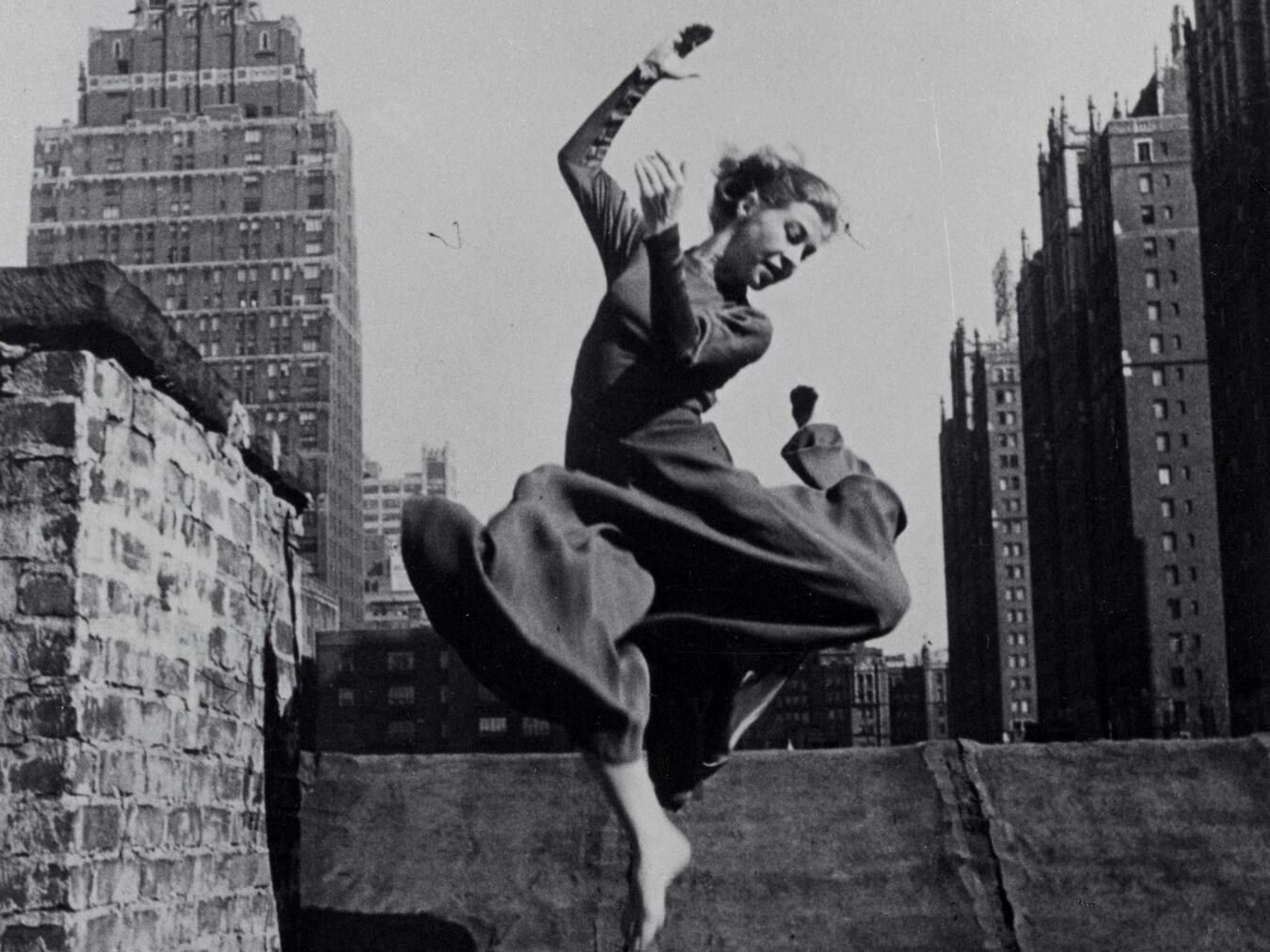 Ein Foto von Ellen Auerbach: Renate Schottelius in New York, 1954. Abzug beschnitten. Foto: VG Bild-Kunst, Bonn 2026