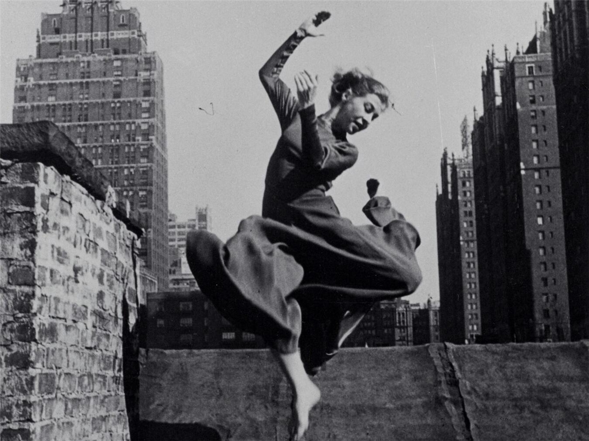 Ein Foto von Ellen Auerbach: Renate Schottelius in New York, 1954. Abzug beschnitten. Foto: VG Bild-Kunst, Bonn 2026