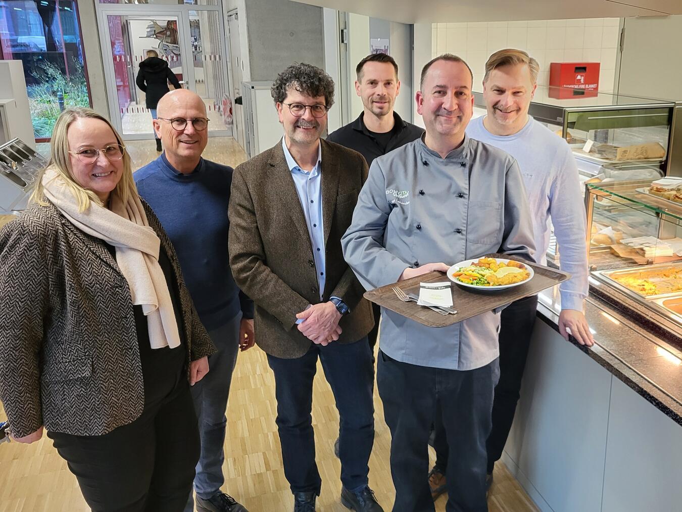 Ein gelungener Start für das neue Schul-Catering: (v. l.) Christiane Pohl, Peter Hinze, Ralf Wimmers, Sebastian Heinen-te Voort, Christian von Lehmden und Markus Dahms.NN-Foto: MB