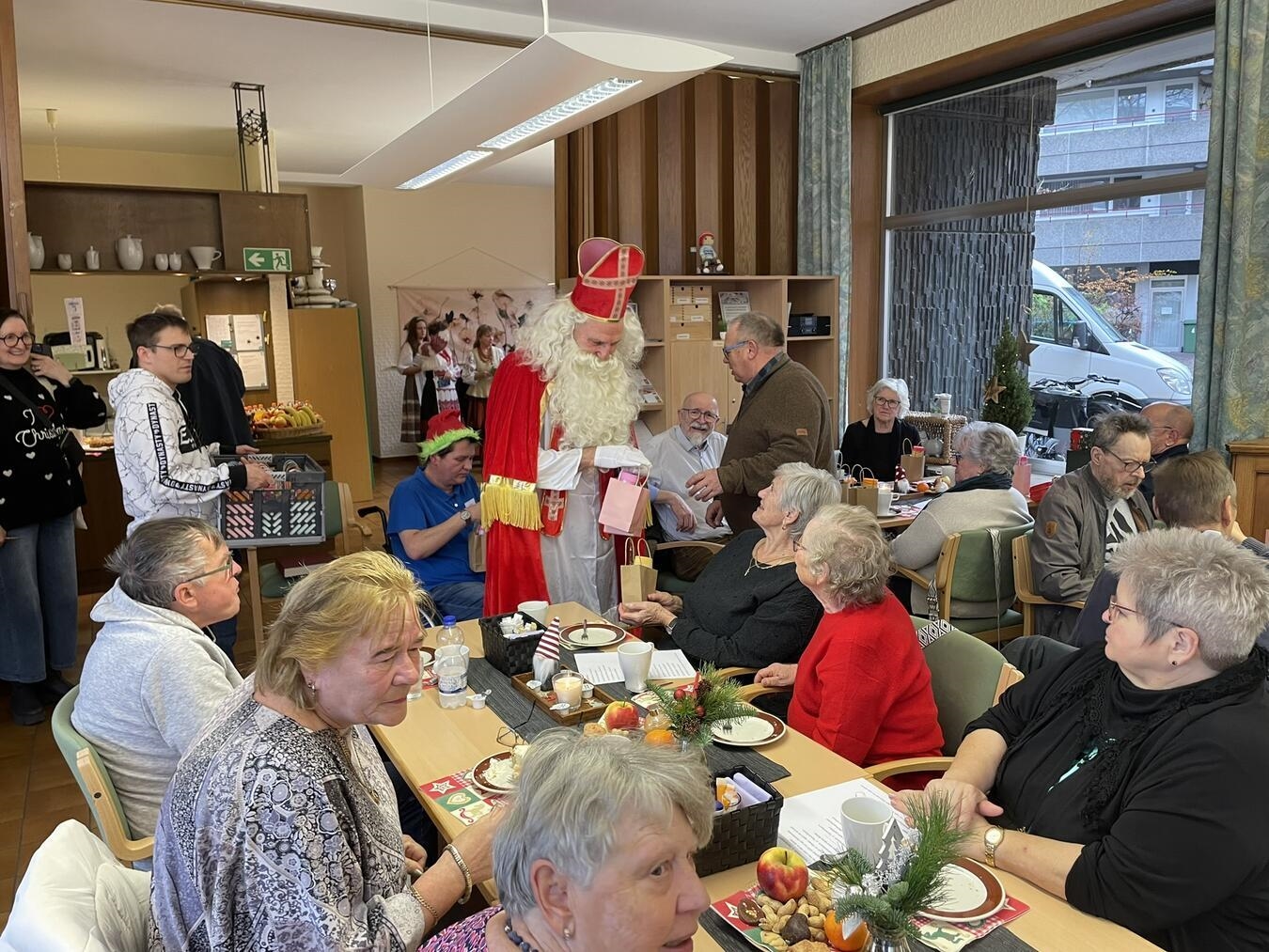 Ein gern gesehener Gast: Der Nikolaus überreichte kleine Geschenke an die Gäste des Plauschcafés. Foto: Stadt Emmerich