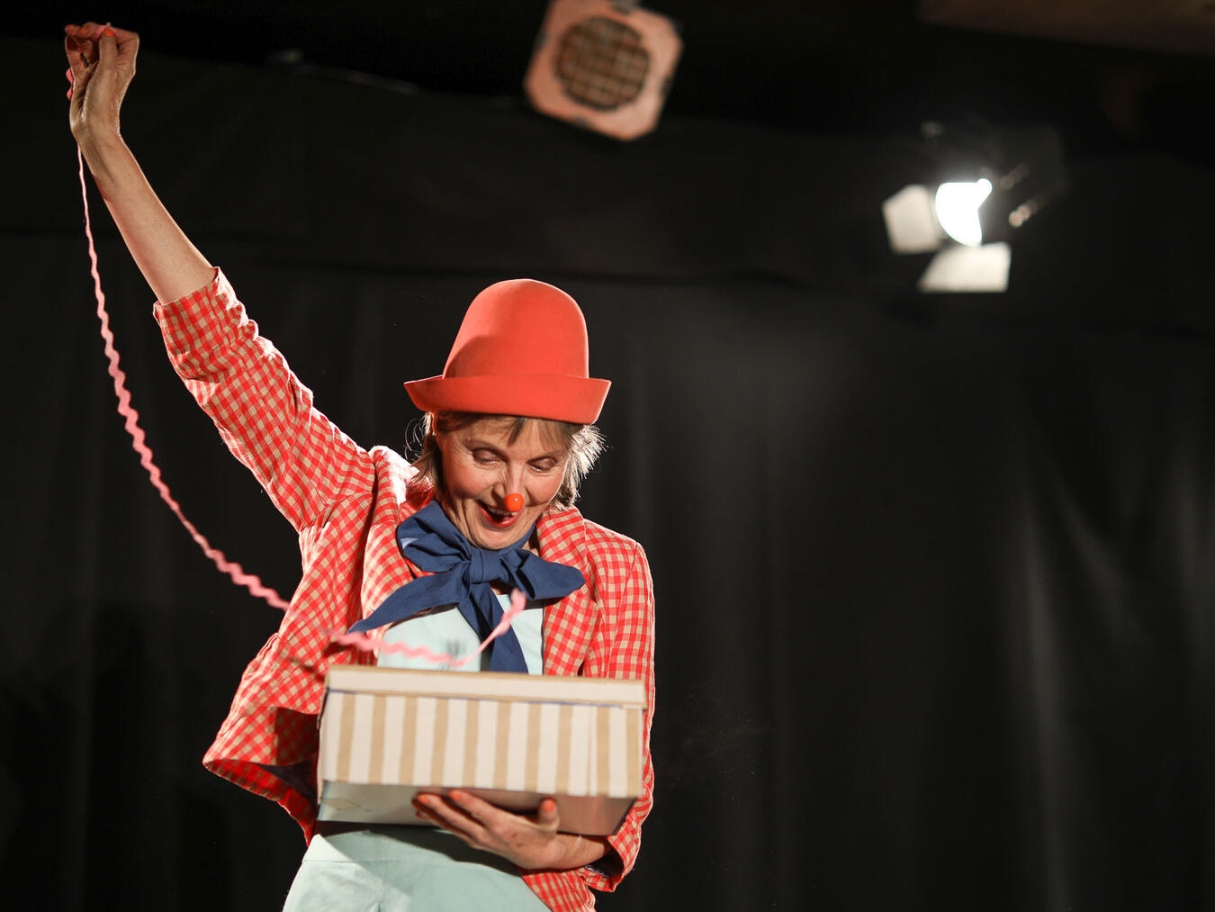 Ein Geschenk wartet auf Litzi und Pellerine. Foto: Roland Beyer