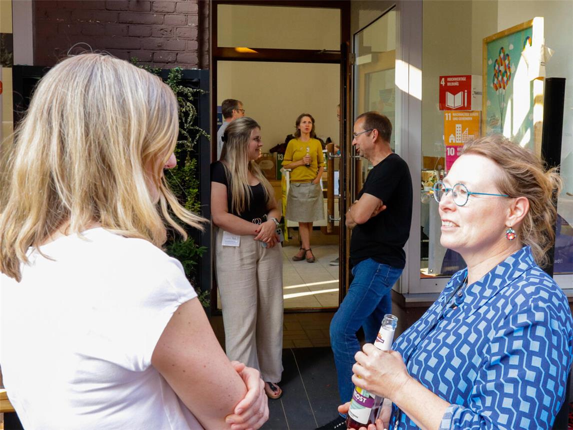 Ein geselliges Beisammensein rundete den Rückblick auf den DialogPunkt Kleve ab. In lockerer Atmosphäre wurden Ideen für zukünftige Formate besprochen. Foto: Florian Gaisrucker/HSRW