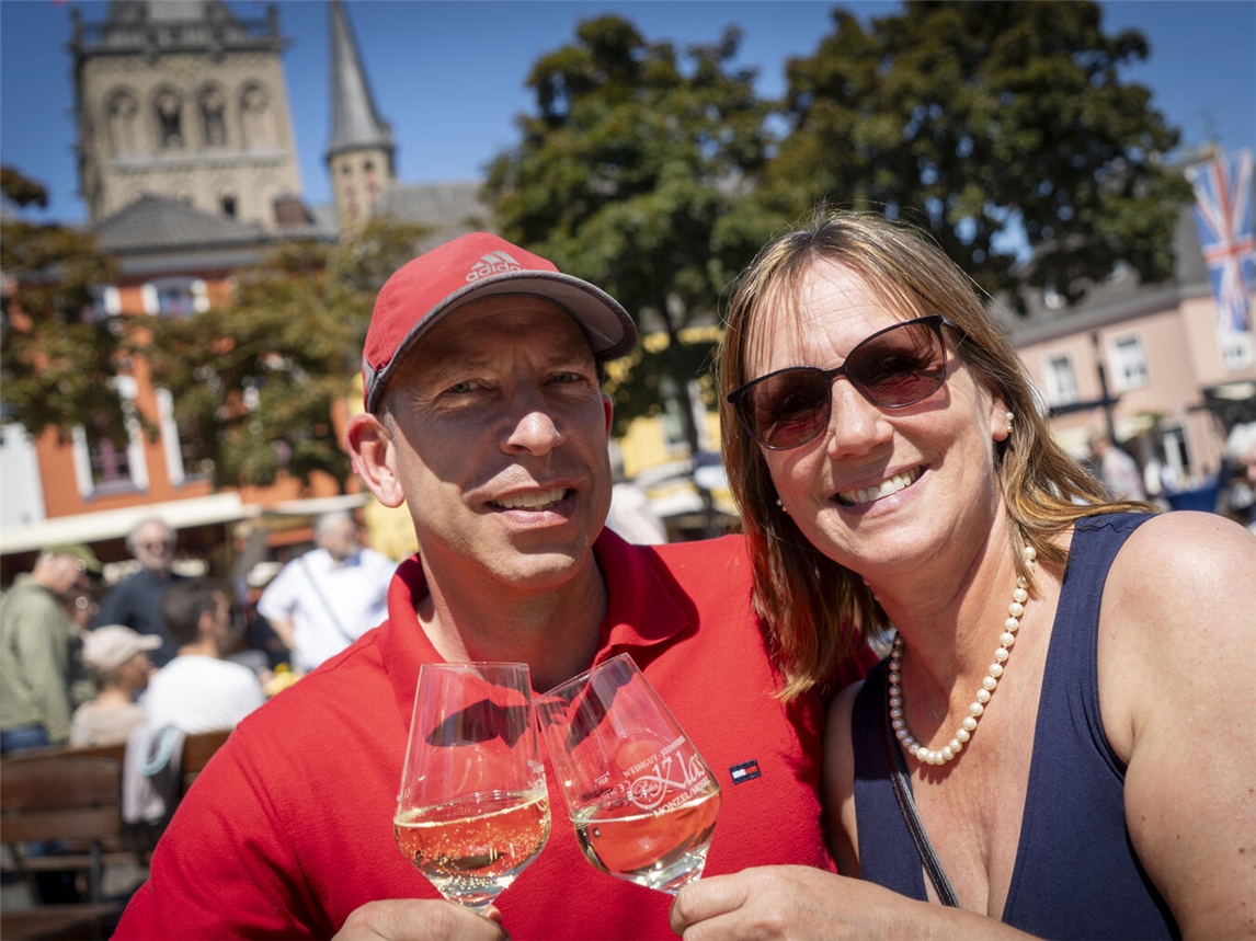 Ein Glas Wein gehört beim Wein- und Musikfest auf dem Xantener Marktplatz einfach dazu. NN-Archivfoto: Gerhard Seybert
