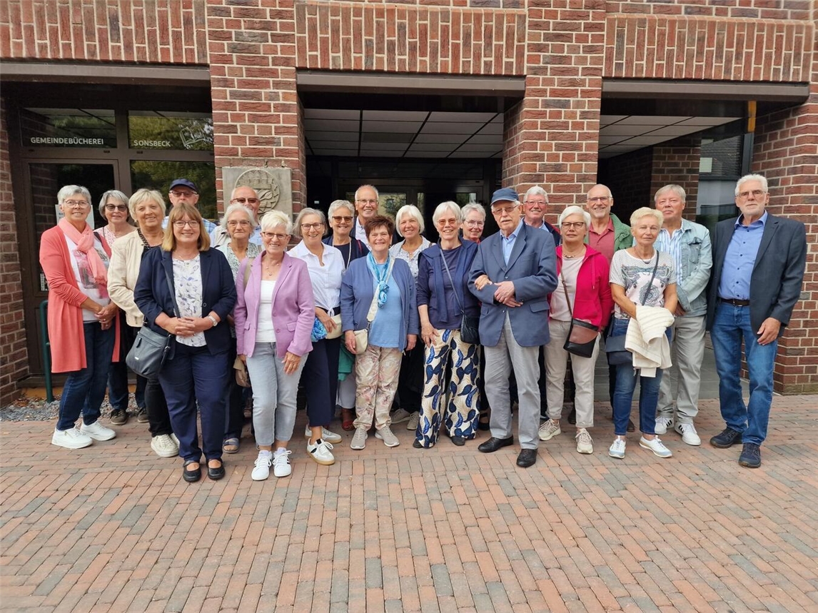Ein Gruppenbild vor der neuen Sonsbecker Realschule. Foto: privat