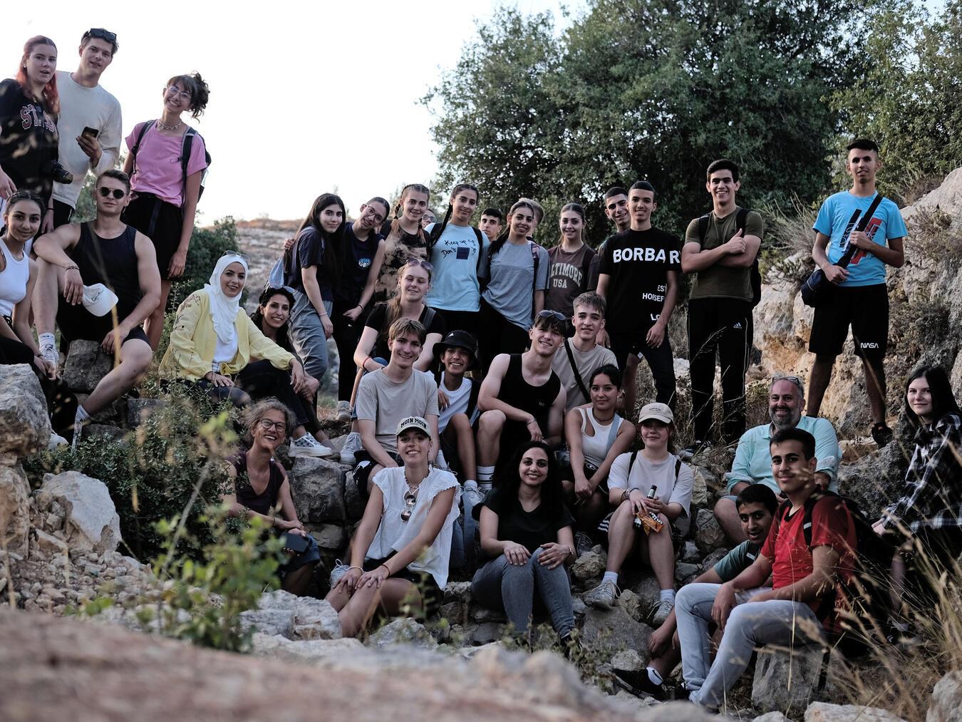 Ein Gruppenfoto: Die palästinensischen und deutschen Schüler beim Besuch der Xantener in Palästina. Fotos (2): privat