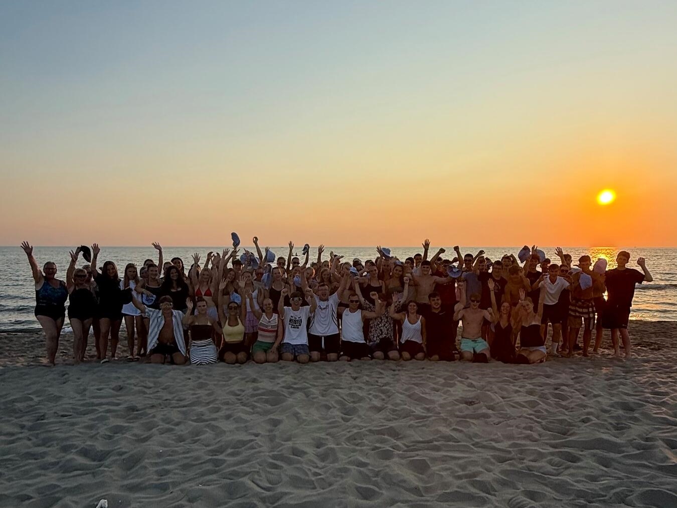 Ein Gruppenfoto mit beeindruckender Hintergrundkulisse. Foto: Ferienhilfswerk St. Ulrich Alpen