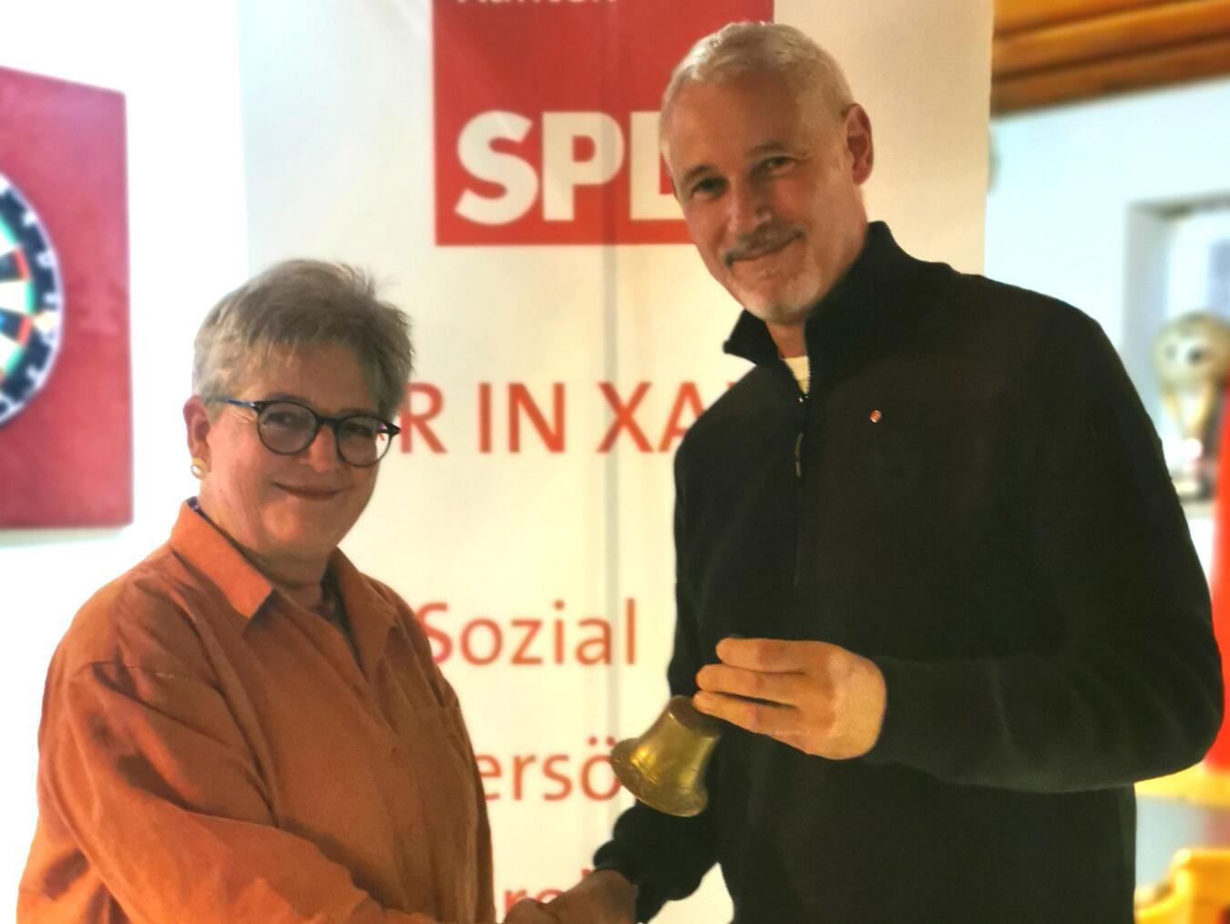 Ein Handschlag besiegelt den Wechsel an der Spitze der Xantener SPD. Marion Nasskau (l.) folgt auf Theo Neu. Foto: SPD