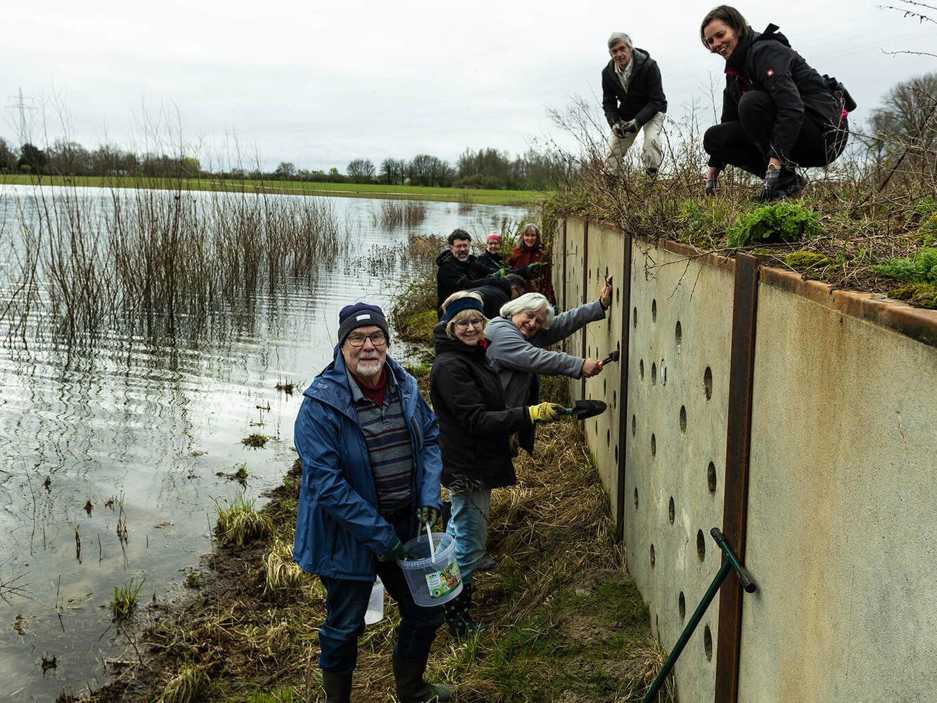 Ein Heim für Uferschwalben: Helfer des Nabu Monheim bei der Reinigungsaktion. Foto: Holemans
