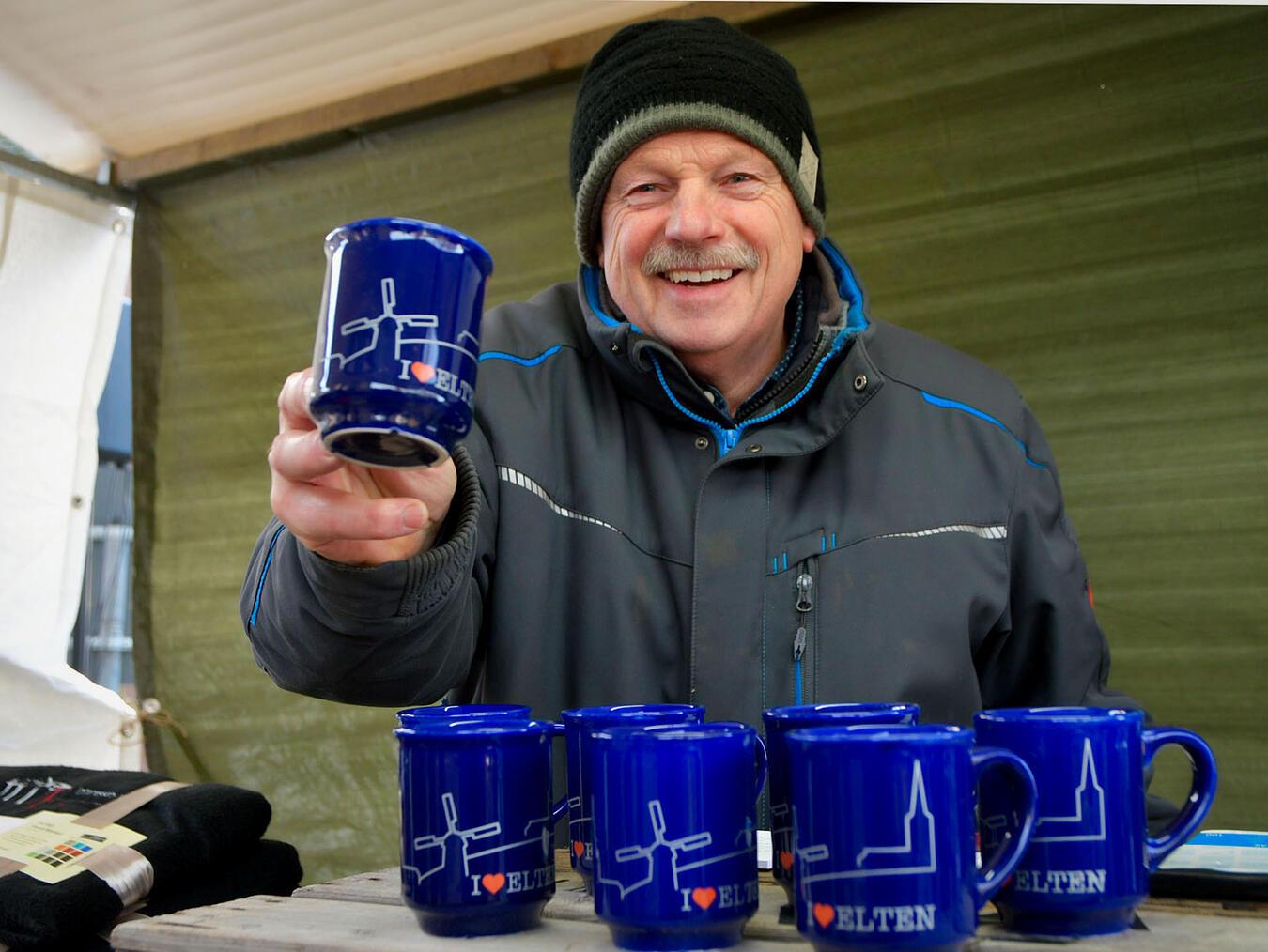 Ein Herz für Elten wird auf dem Weihnachtsmarkt gezeigt. NN-Foto: RD