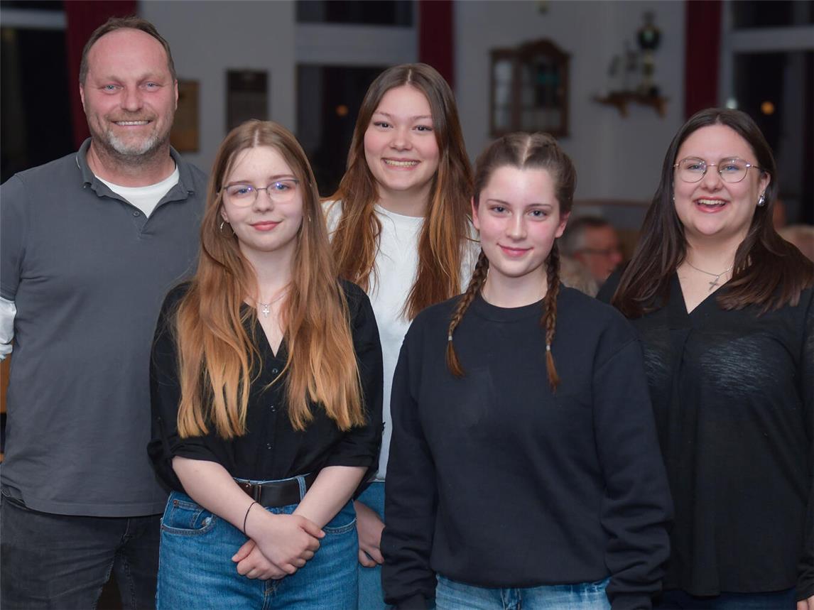 Ein historisches Ereignis für die Gilde: (v.l.) Präsident Erik Adamaschek zusammen mit den Neumitgliedern Nele Heubes, Lara Muellemann, Helena Verhülsdonk und Leni Löcher. NN-Foto: Gerhard Seybert
