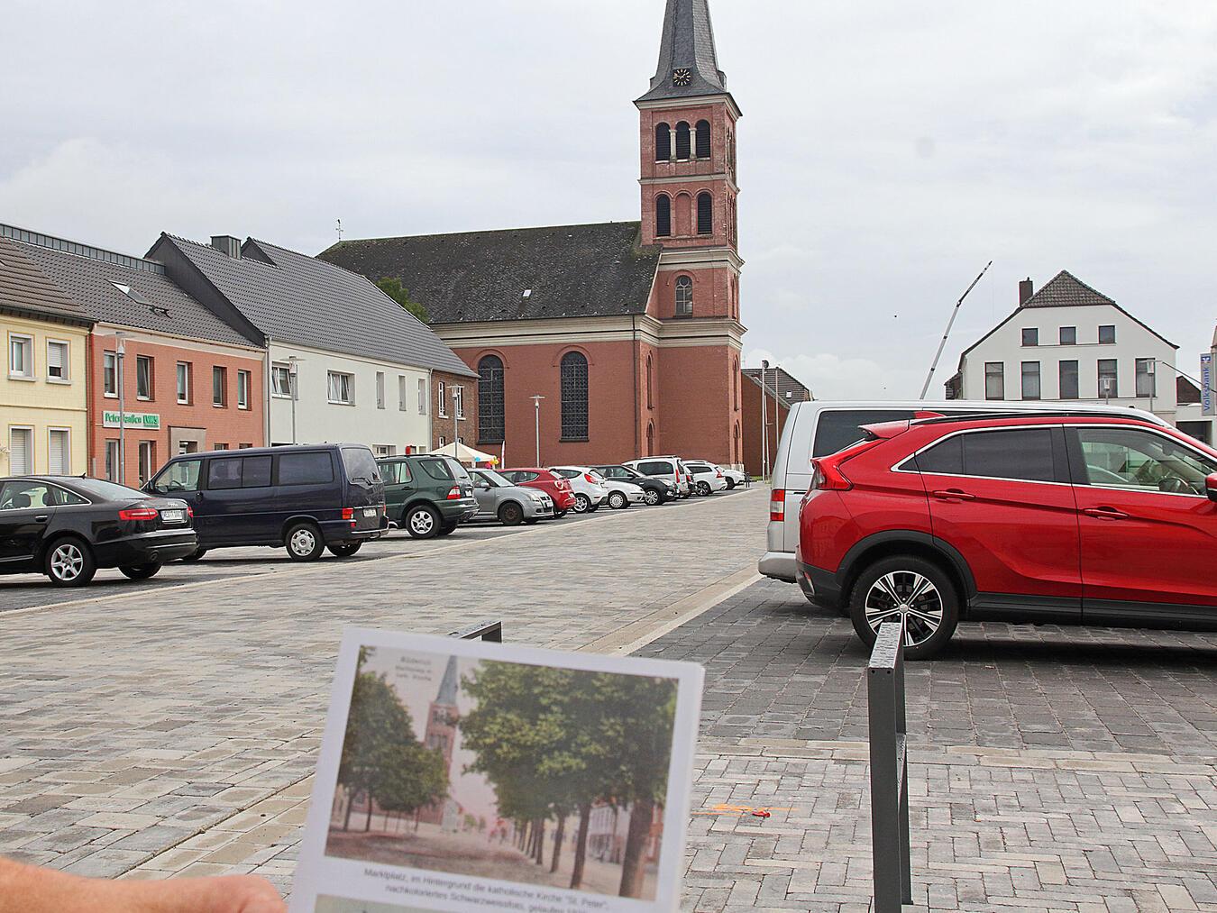 Nach 16 Monaten Bauzeit: Der Marktplatz in Büderich ist fertig Ein historisches Foto des Marktplatzes aus dem Jahr 1928 und der neugestaltete Marktplatz 2024. NN-Foto: Theo Leie