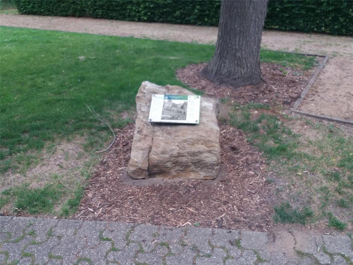 Ein Hörstein ist ein großer Findling. Auf der Tafel stehen Hinweise zu dem Hörstein in den Sprachen Deutsch, Niederländisch und Englisch. Die auf der Tafel angegebenen Telefonnummern können angerufen werden, dort kann dann in den jeweiligen Sprachen ein Augenzeugenbericht von circa zwei bis drei Minuten zu den damaligen Kriegsereignissen angehört werden. In Uedem will der HVV auch zwei Hörsteine aufstellen. Foto: privat