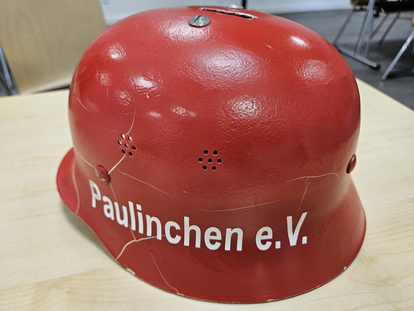 Ein Fest, das verbindet „Abgenutzter Spendenhut mit Münzen, Sammlung für Verein Paulinchen, Unterstützung für Brandverletzte Kinder“