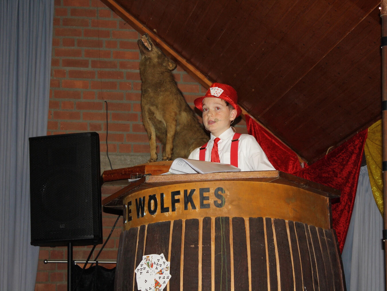 Ein jeder im Ort will ein Stückchen vom großen Kuchen abbekommen, berichtete Fiete Daams amüsant in seiner Bütt. Foto: De Wölfkes