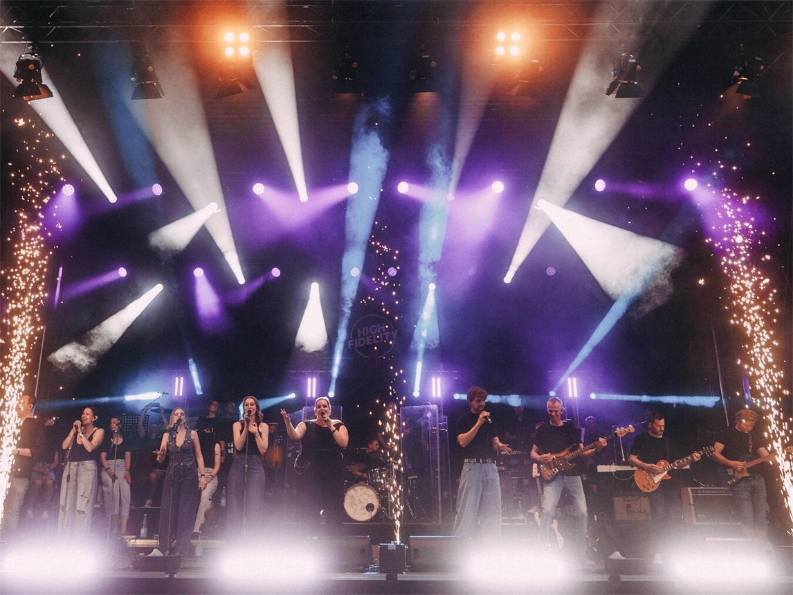 "Jubiläumsabend im Konzert- und Bühnenhaus mit Musik und Tanz, fröhliche Gäste genießen die Feier. Foto von Jan Heesen."