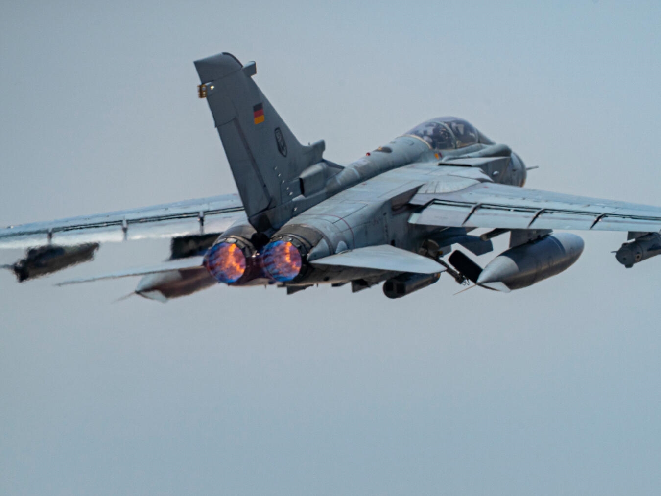 Ein Kampfjet der Luftwaffe vom Typ Tornado im Tiefflug während der Übung Desert Flag 2025. Foto: Luftwaffe Kalkar / Francis Hildemann