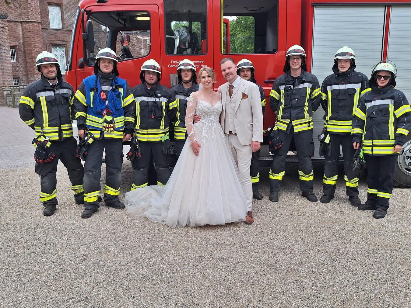 Ein kleiner Zwischenfall, große Wirkung und eine Hochzeit, die garantiert unvergessen bleibt. Foto: Feuerwehr Bedburg-Hau