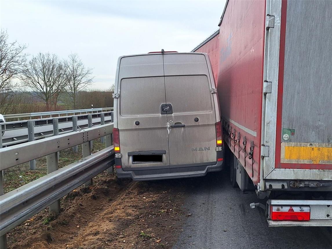 Ein Kleintransporter wurde zwischen Mittelleitplanke und LKW eingekeilt. Foto: Feuerwehr Sonsbeck