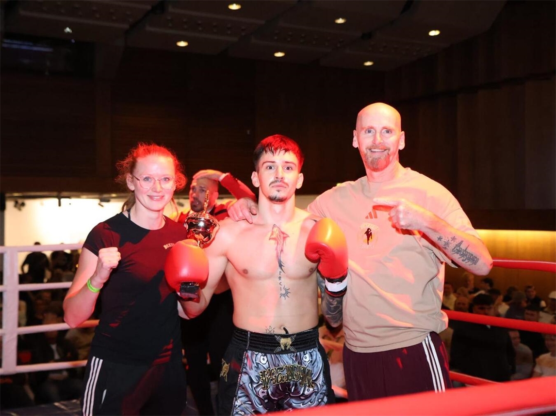 "Alin Stoleru feiert K.o-Sieg im Debüt, mit Trainerin Vivien Berns und Trainer Frank Tiedemann."