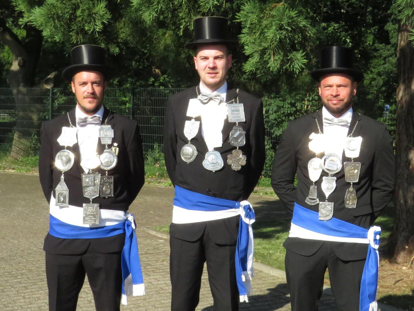 Ein König und seine Minister: Mathias Hermens (M.) mit Dennis Kersten (r.) und Stephan Gorthmanns (l.) nach dem Vogelschießen der St. Johannes-Schützenbruderschaft Weeze. NN-Foto: Gerhard Seybert
