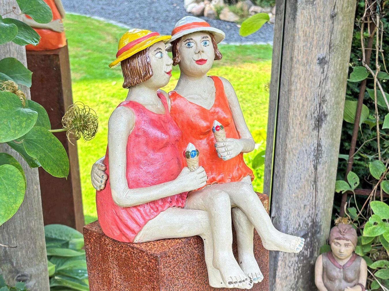 Sommerliche Entdeckungsreise: Kunstgenuss im Freiluftatelier Ein leckeres Eis im Schatten gehört im Sommer dazu.
