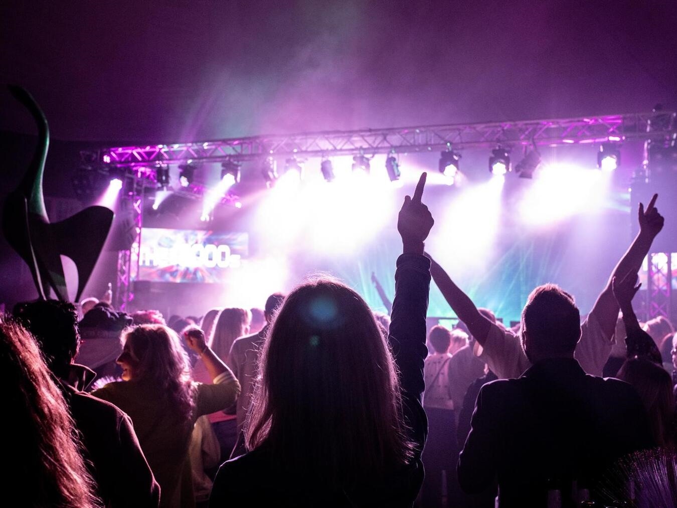 "All Nite Long Event im Schwanenburg-Innenhof, letzte Ausgabe, Nachtparty, beleuchtete Kulisse, Soundbox Foto"