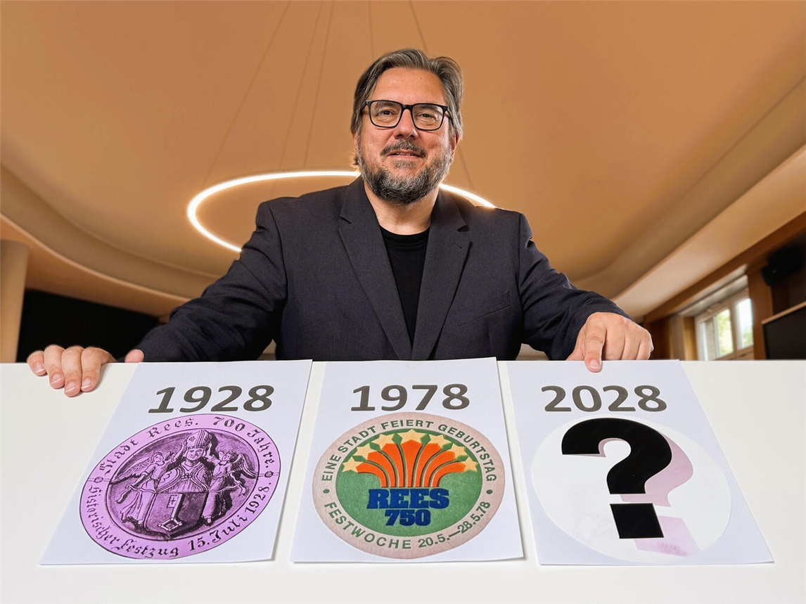 Ein Logo fürs Jubiläum: Das für die 800-Jahr-Feier und den aktuellen Planungsstand präsentiert Projektkoordinator Michael Scholten beim Infoabend am 9. September im Bürgerhaus Rees. Foto: Stadt Rees