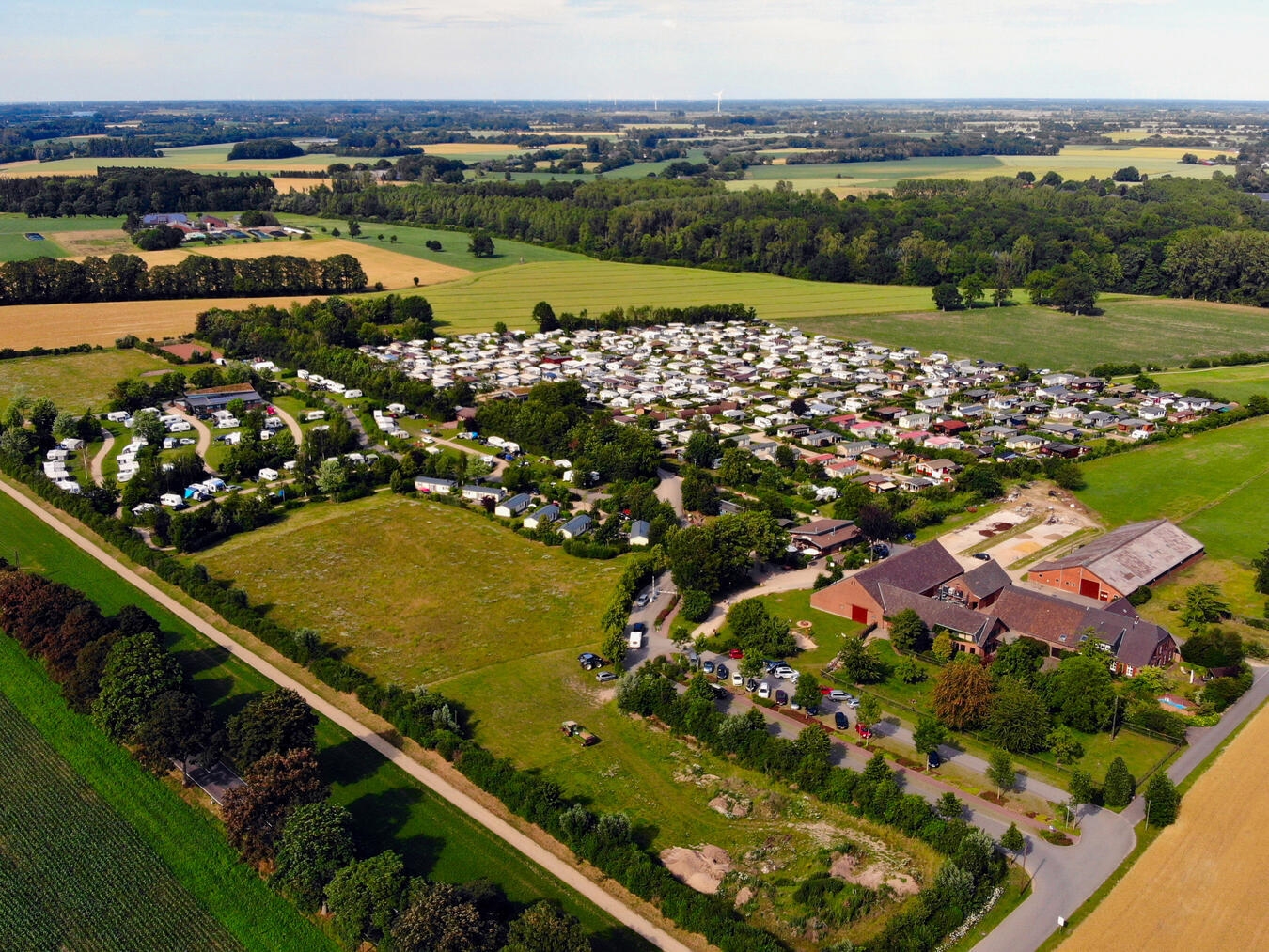 Luftbild von urbaner Landschaft mit Hochhäusern und grünen Parks, aufgenommen 2019.