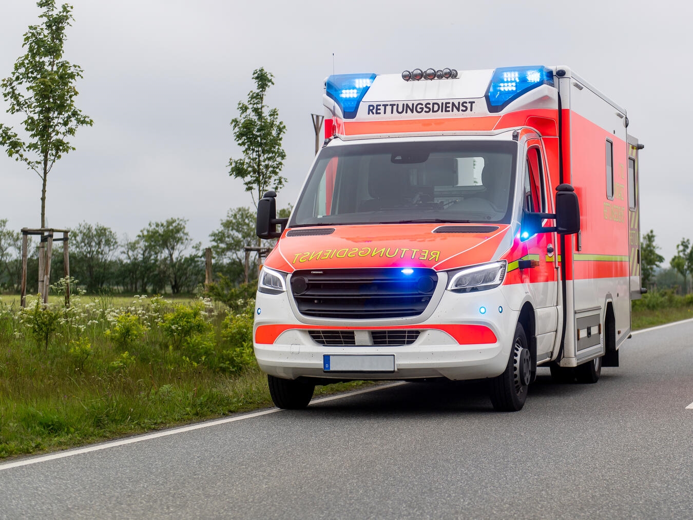 Fahrzeug des Rettunsdienstes mit Blaulicht im Einsatz